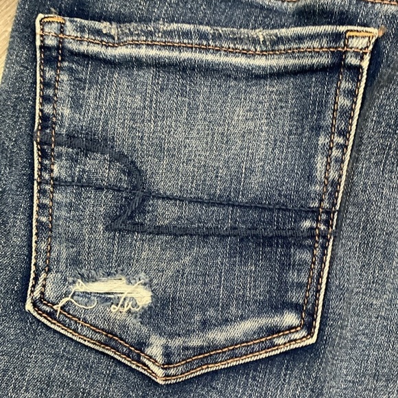 American Eagle Hi-Rise Shortie Distressed Medium Wash Denim Shorts size 8 - Picture 5 of 11